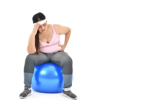 Übergewichtige Asiatische Frau Sitzt Auf Einem Turnball Und Kneift Bauchfett — Stockfoto