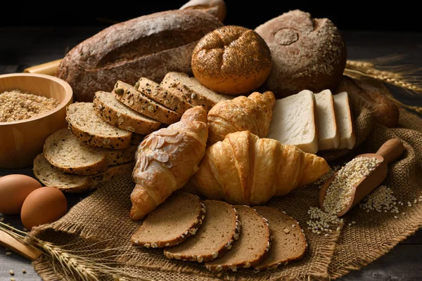 Разнообразие Хлеба Старом Деревянном Фоне — стоковое фото