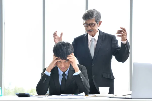 Chefe Irritado Gritando Com Empregado Conceito Negócio Empresário Asiático — Fotografia de Stock