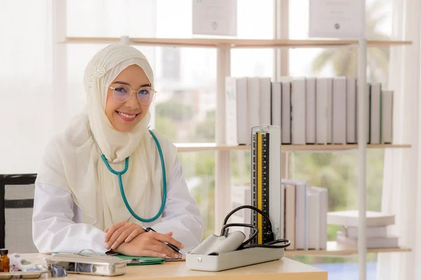 Portret Uroczej Muzułmańskiej Lekarki Pracującej Biurze Uśmiechającej Się Kamerzystki — Zdjęcie stockowe