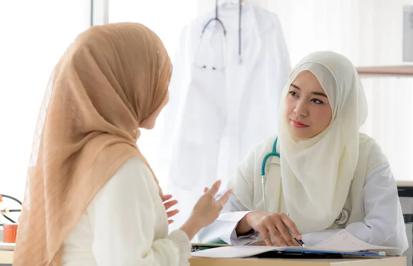 Muzułmańska Pacjentka Konsultacje Muzułmańską Lekarką Clini — Zdjęcie stockowe