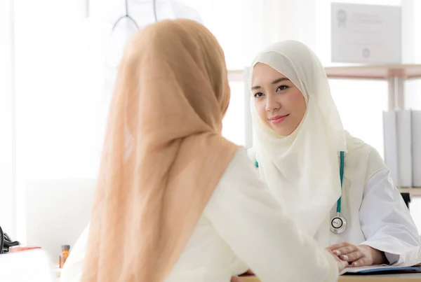 Muzułmańska Pacjentka Konsultacje Muzułmańską Lekarką Clini — Zdjęcie stockowe