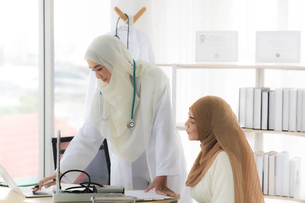 임상에서 무슬림 의사와 상담하는 이슬람 — 스톡 사진