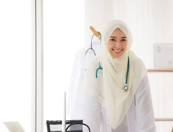 Retrato Encantador Muçulmano Médico Feminino Trabalhando Mesa Escritório Sorrindo Para — Fotografia de Stock