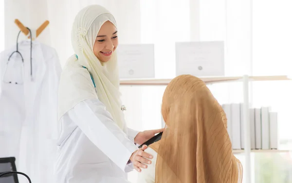 Mulher Muçulmana Paciente Tendo Consulta Com Médico Muçulmano Feminino Clini — Fotografia de Stock