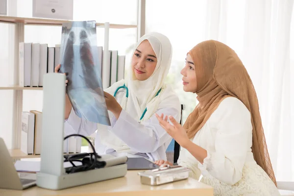 Médico Musulmán Hablando Con Paciente Sobre Resultado Rayos — Foto de Stock