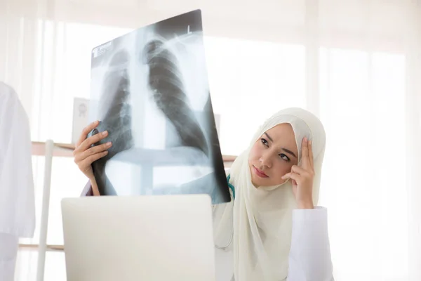 Muzułmanka Lekarz Medycyny Patrząc Prześwietlenia Wynik Szpitalu — Zdjęcie stockowe