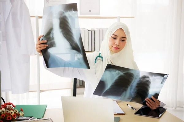 Médico Musulmán Mujer Mirando Rayos Resultado Hospital — Foto de Stock