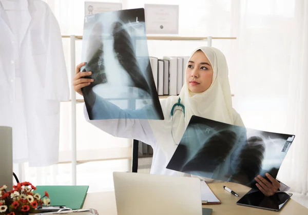 Médico Musulmán Mujer Mirando Rayos Resultado Hospital — Foto de Stock