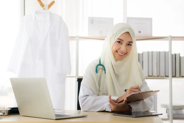 Retrato Encantador Muçulmano Médico Feminino Trabalhando Mesa Escritório Sorrindo Para — Fotografia de Stock