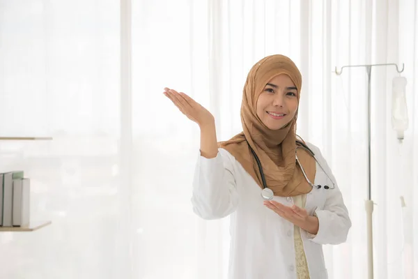 Retrato Encantadora Médica Musulmana Que Trabaja Oficina Sonríe Camer — Foto de Stock