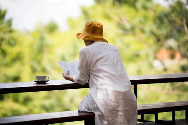 Middle Aged Woman Sitting Bench Reading Book Park — Stockfoto