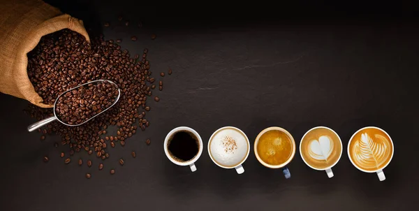 Varietate Cești Cafea Boabe Cafea Sacul Burlap Fundal Negru — Fotografie, imagine de stoc