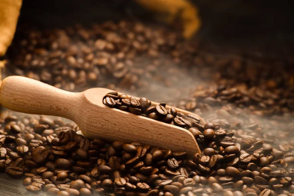 Kávébab Fából Készült Kanálban Füsttel Kávébabon — Stock Fotó