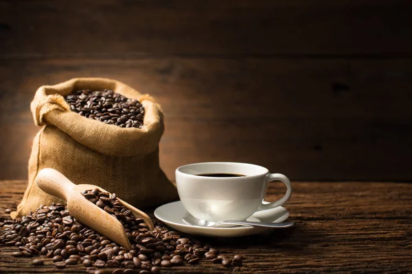 Kopp Med Kaffe Och Kaffebönor Gamla Trä Bakgrund — Stockfoto