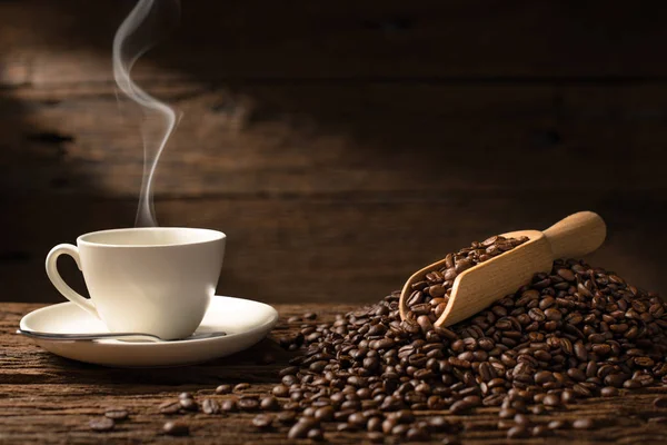 Tasse Kaffee Mit Rauch Und Kaffeebohnen Auf Altem Holzgrund — Stockfoto
