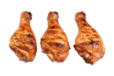 Izgara bbq tavuk bacağı beyaz arka planda izole
