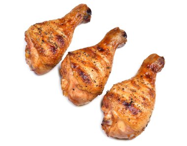 Izgara bbq tavuk bacağı beyaz arka planda izole