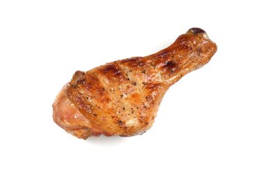 Izgara közlenmiş tavuk budu beyaz arka planda izole edilmiş.