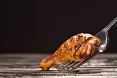 Izgarada çeşitli sebzelerle ızgara tavuk budu.