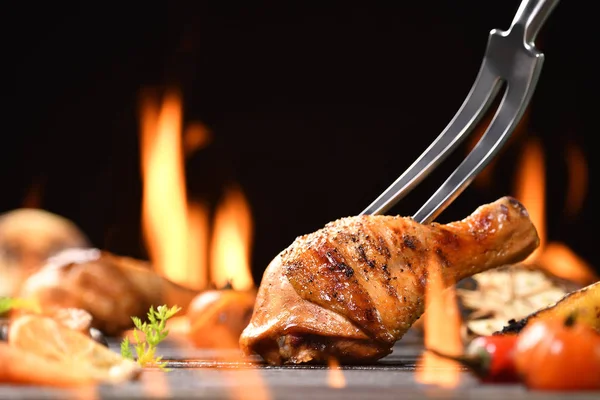 Jambe Poulet Grillée Avec Divers Légumes Sur Gril Flamboyant — Photo