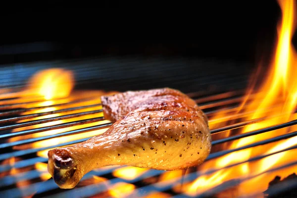 Grill Bbq Stekt Kyckling Lår Den Flammande Grillen — Stockfoto