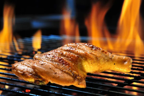 烤烤鸡大腿在燃烧的烤架上 — 图库照片