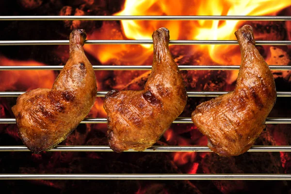 烧烤炉上烤烤烤鸡腿的俯视图 — 图库照片