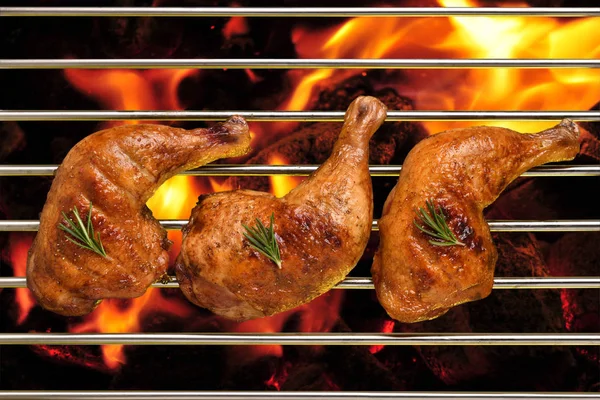 烧烤炉上烤烤烤鸡腿的俯视图 — 图库照片