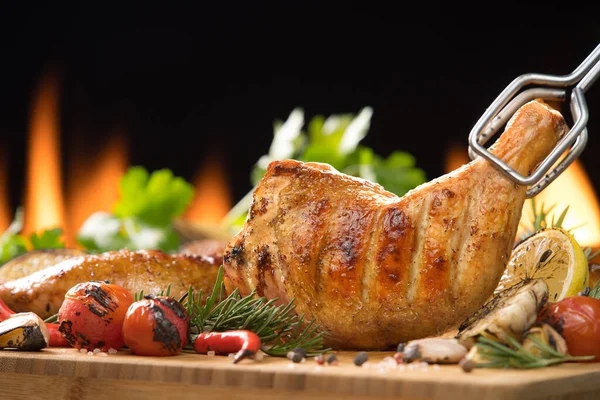 Gegrillte Hähnchenkeule Mit Verschiedenen Gemüsesorten Auf Hackschnitzel — Stockfoto