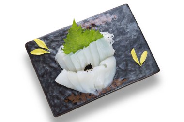 Dilimlenmiş Japon yemeği kalamar sashimi akşam yemeği beyaz arka planda izole