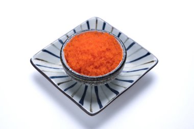 Japon yemeği tobiko suşi akşam yemeği beyaz arka planda izole