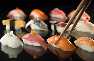 Japon suşisi beyaz arka planda izole edilmiş akşam yemeği hazırladı