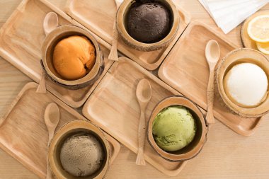 Japon yemeği, dondurmalı tatlı, masada.