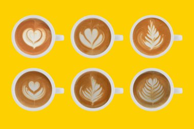 Siyah akıllı telefonu boş ekrana ve sarı renkli arka planda modern çerçeveden daha az tasarıma sahip el ele