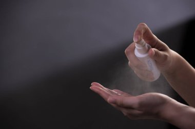 Covid-19 ve diğer hastalıklara karşı dezenfekte ve koruma için el dezenfektanı sıkan eller