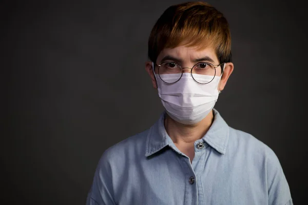 Άτομο Χειρουργικές Μάσκες Που Δείχνει Ανήσυχος Και Ανησυχεί Για Την — Φωτογραφία Αρχείου