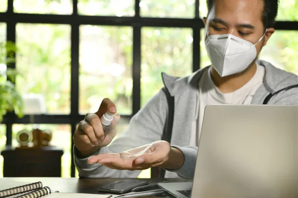Azjata Kwarantannie Dystansie Społecznym Noszący Maskę Chirurgiczną Czyszczący Ręce Środkiem — Zdjęcie stockowe