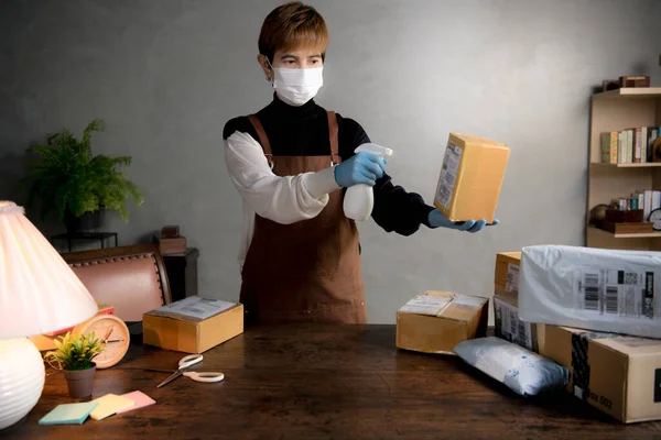 Uma Pessoa Pulverizando Desinfetante Parcelas Caixas Durante Pandemia Coronavírus Covid — Fotografia de Stock