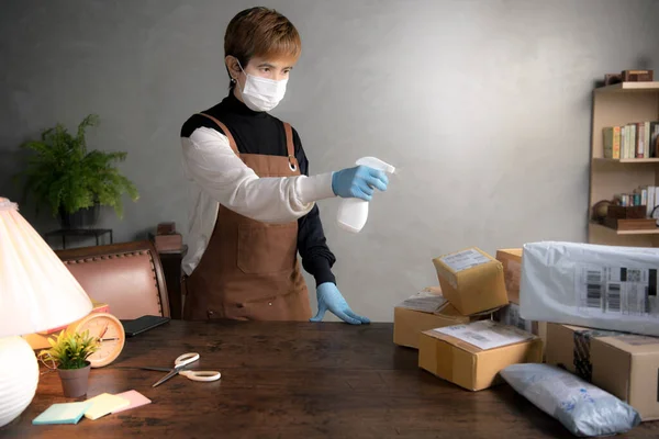 Uma Pessoa Pulverizando Desinfetante Parcelas Caixas Durante Pandemia Coronavírus Covid — Fotografia de Stock