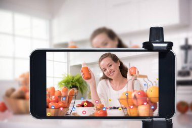 Genç kadın blogcu, vlogger ve çevrimiçi etkileyicisi akıllı telefon kullanarak sosyal medyada canlı yayın yapıyor.
