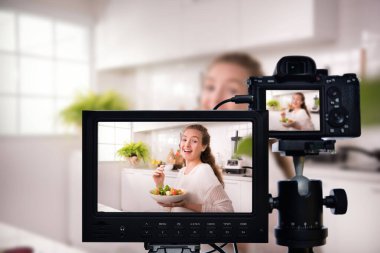 Genç kadın blogger vlogger ve çevrimiçi etkileyicisi sağlıklı yiyecekler üzerine video içeriği kaydediyor