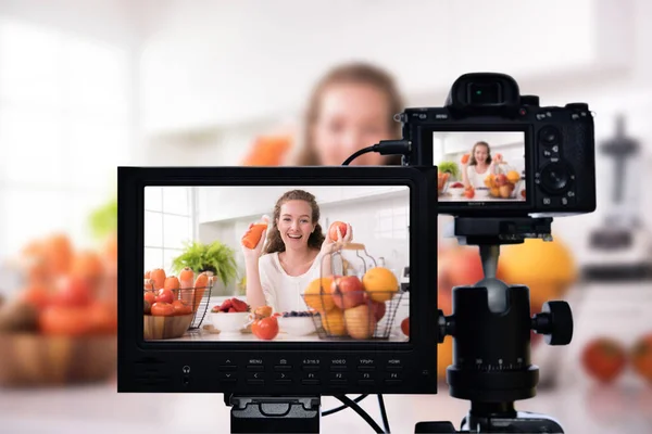 Jovem Blogueira Vlogger Influenciadora Online Gravando Conteúdo Vídeo Sobre Alimentos — Fotografia de Stock