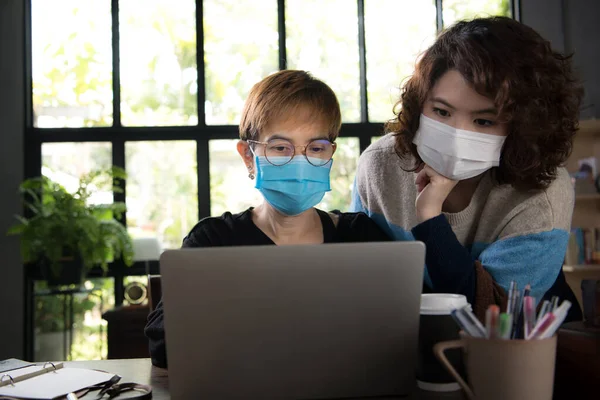 Dwie Azjatyckie Biznesmenki Kwarantannie Dystansie Społecznym Masce Chirurgicznej Podczas Pracy — Zdjęcie stockowe