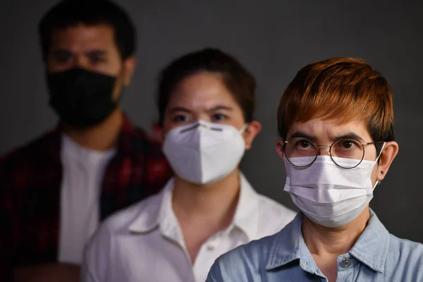 Cerrahi Maskeler Takan Insanlar Coronavirüs Salgınından Covid Endişeli Görünüyorlar — Stok fotoğraf