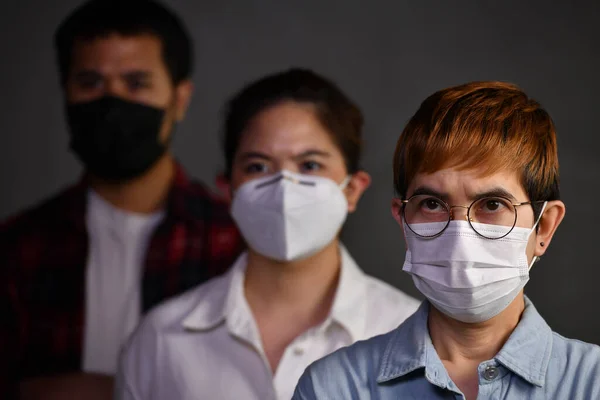 Personer Som Bär Kirurgiska Masker Och Ser Oroade Över Situationen — Stockfoto