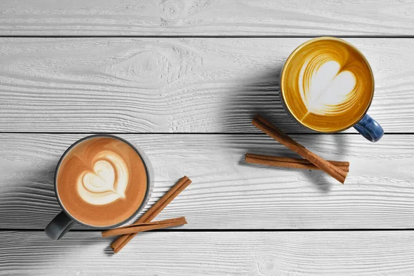 Vista Superior Xícaras Café Latte Com Canela Backgroun Madeira Branca — Fotografia de Stock