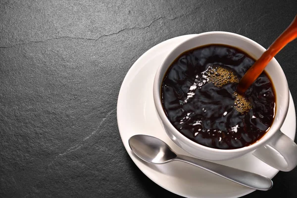 Verter Café Con Humo Una Taza Sobre Fondo Negro —  Fotos de Stock