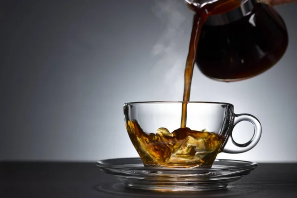 Koffie Gieten Met Rook Een Transparante Kop Zwarte Achtergrond — Stockfoto