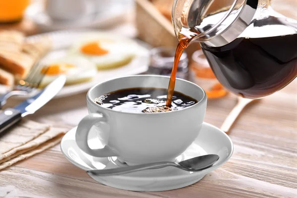 Nalanie Kawy Filiżankę Śniadaniem Drewnianym Stole — Zdjęcie stockowe